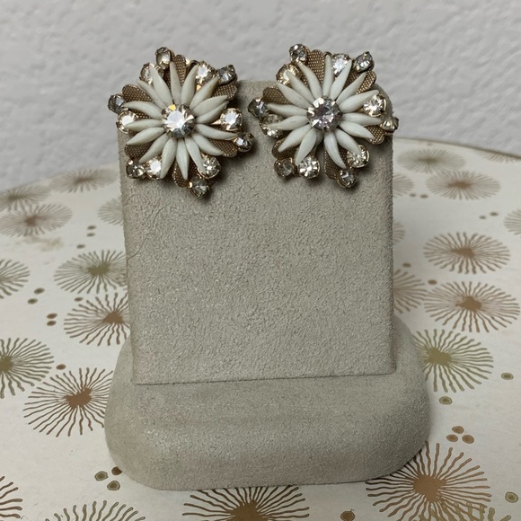 Vintage white flower crystal earrings - Picture 2 of 6